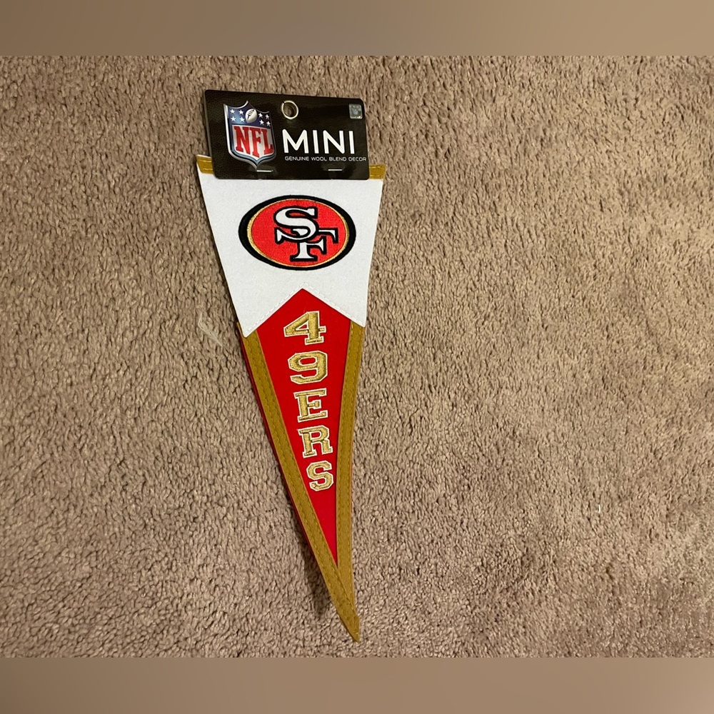 NWT Mini San Francisco 49ers Official NFL flag to hang up on wall very soft
